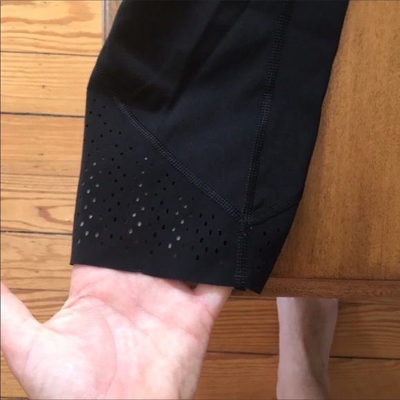 Lululemon luxtreme crops size 8 - Picture 3 of 3